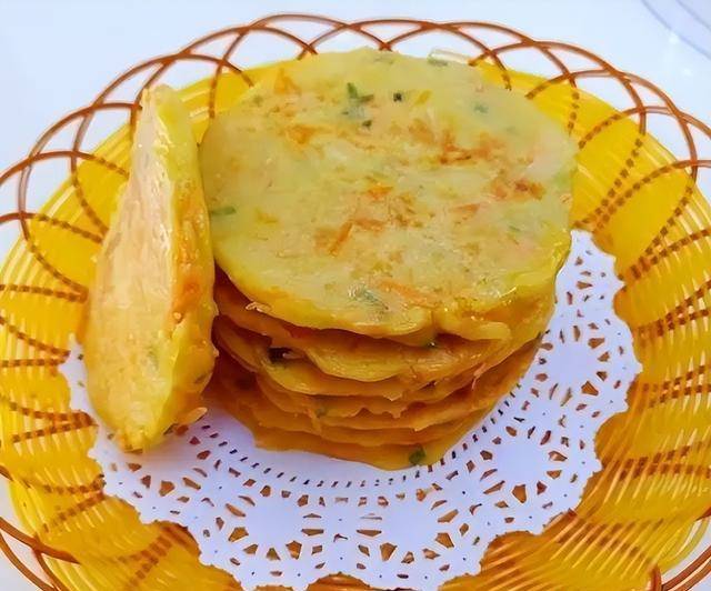 8.煎好后取出,放在厨房纸上吸干多余油份,切块即可食用.7.