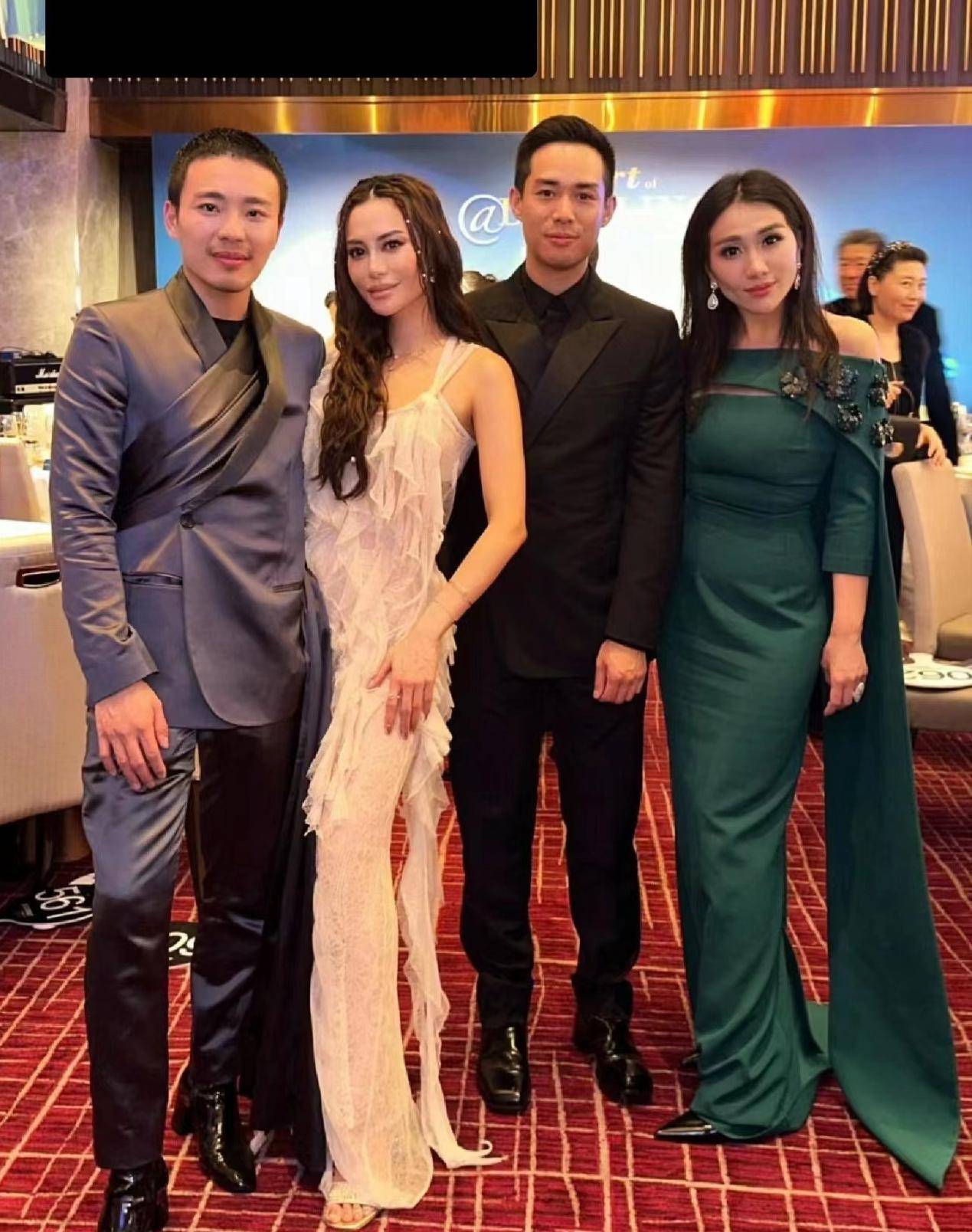 何超盈减肥成功堪比贾玲,罕晒夫妻合影,辛奇隆眼神紧