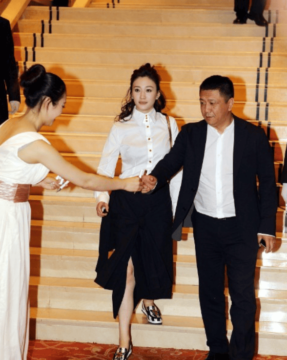 李小冉携富豪老公出席酒会!她穿衬衫嫩如学生,大6岁的他像爸爸