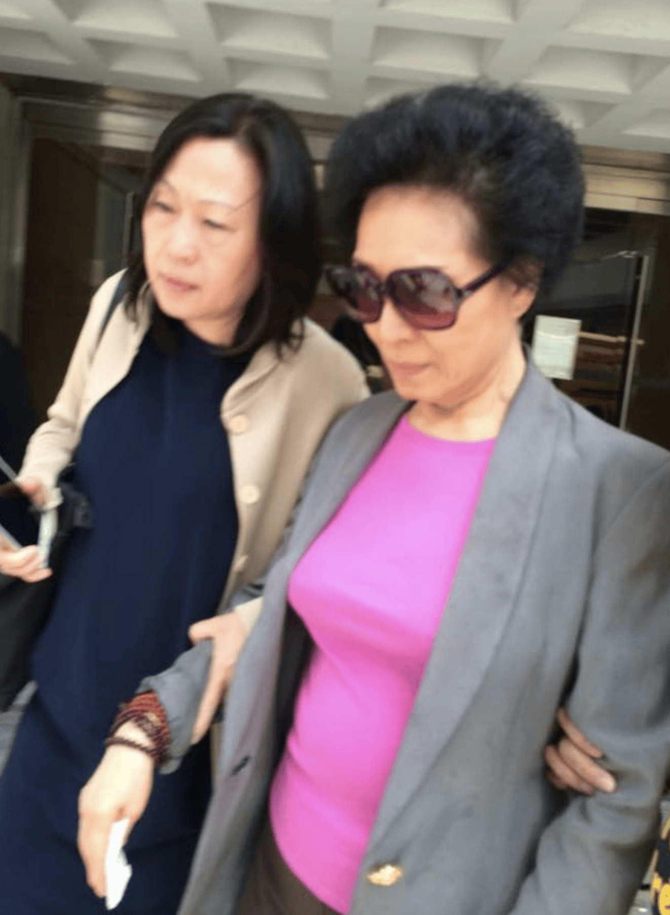 62岁叶倩文65岁朱玲玲难得同框二人同穿粉红大气减龄谁更美