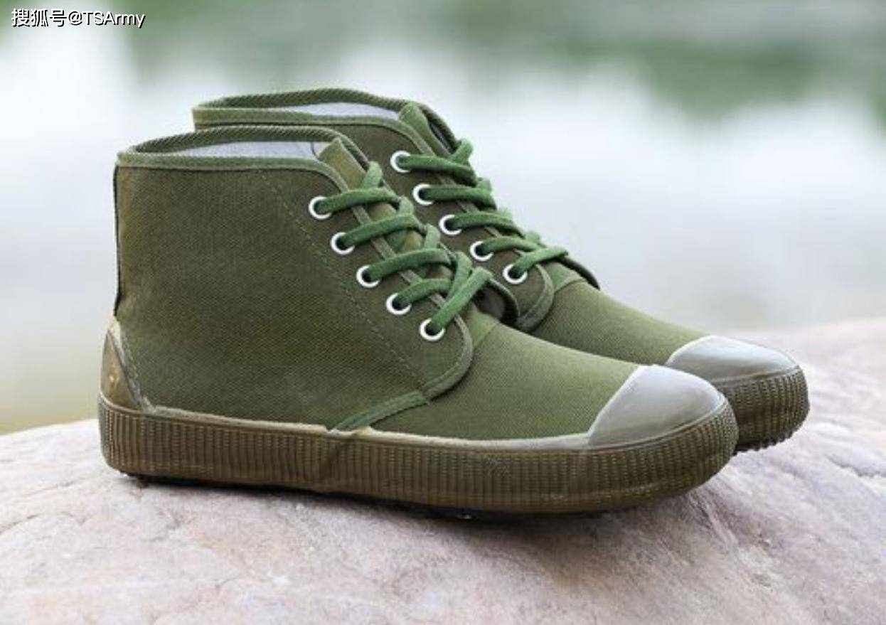 5,解放鞋相比以前的军装,虽然85式增加了肩章,但肩章并非是军衔章