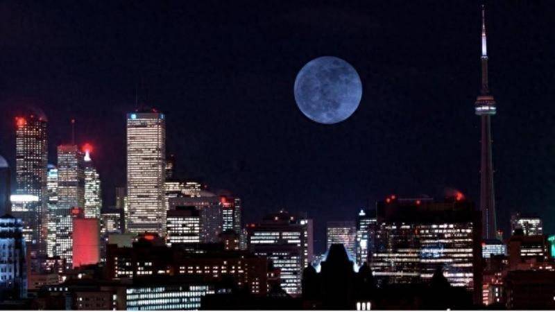 月亮消失了,整个夜空陷入黑暗,或许只有星星看起来比往日更明亮.