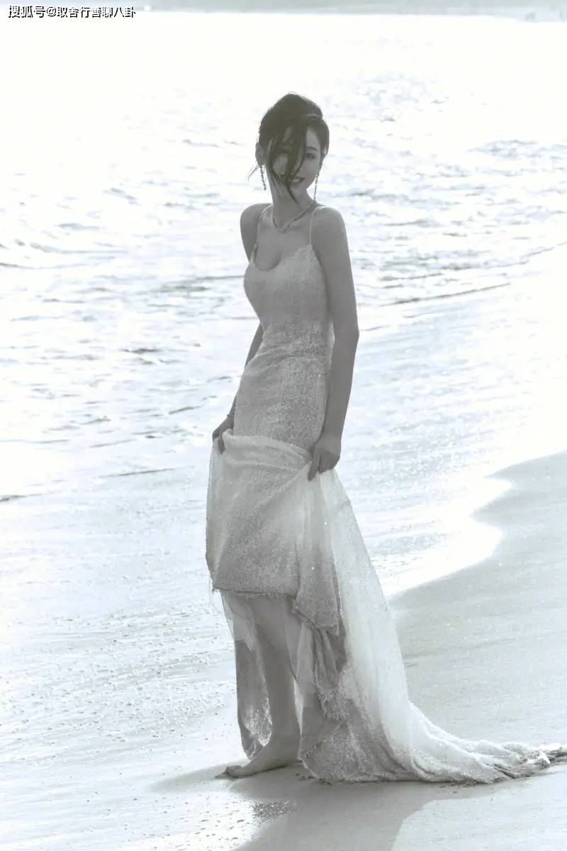 原创张天爱晒美照穿白色透视吊带裙海边漫步赤脚踩沙唯美又性感
