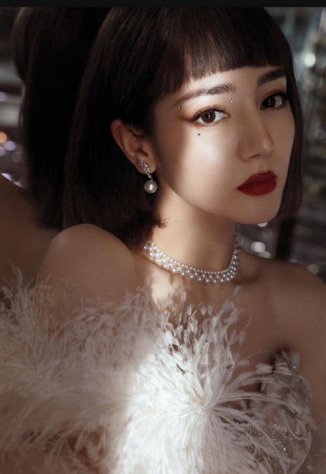 原创迪丽热巴亮相李佳琪出镜间妆容精美却被网友怀疑整容
