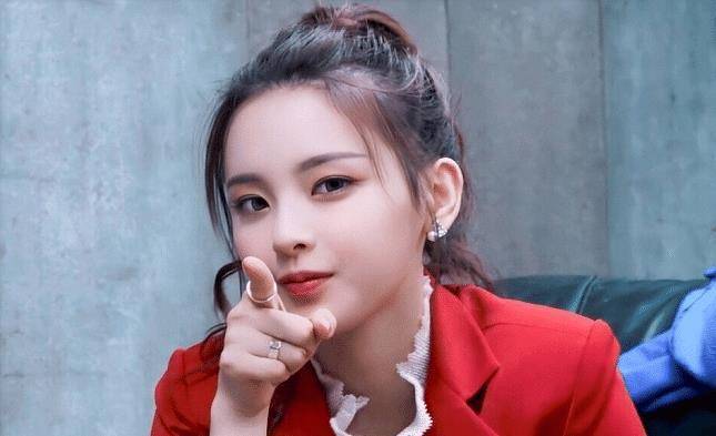 原创杨超越感叹买房要找房似锦孙俪晒锦鲤照希望她保佑业绩达标