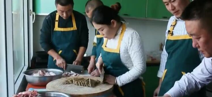 原创走进绥化市望奎县品味豪气冲天的杀猪菜感受皇家旧地民间风味