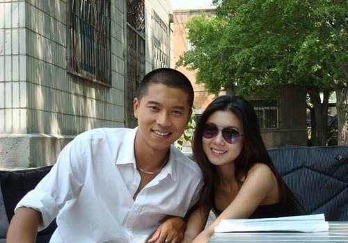 原创漂亮女星李小萌晒全家照丈夫宠爱有加秀甜蜜孩子优秀活泼帅气