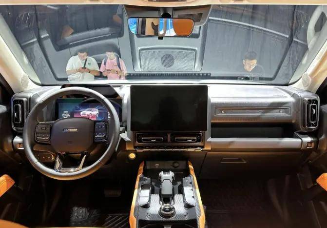 在车身尺寸方面为4800*1916*1822mm,轴距2738mm;拥有24°接近角,30