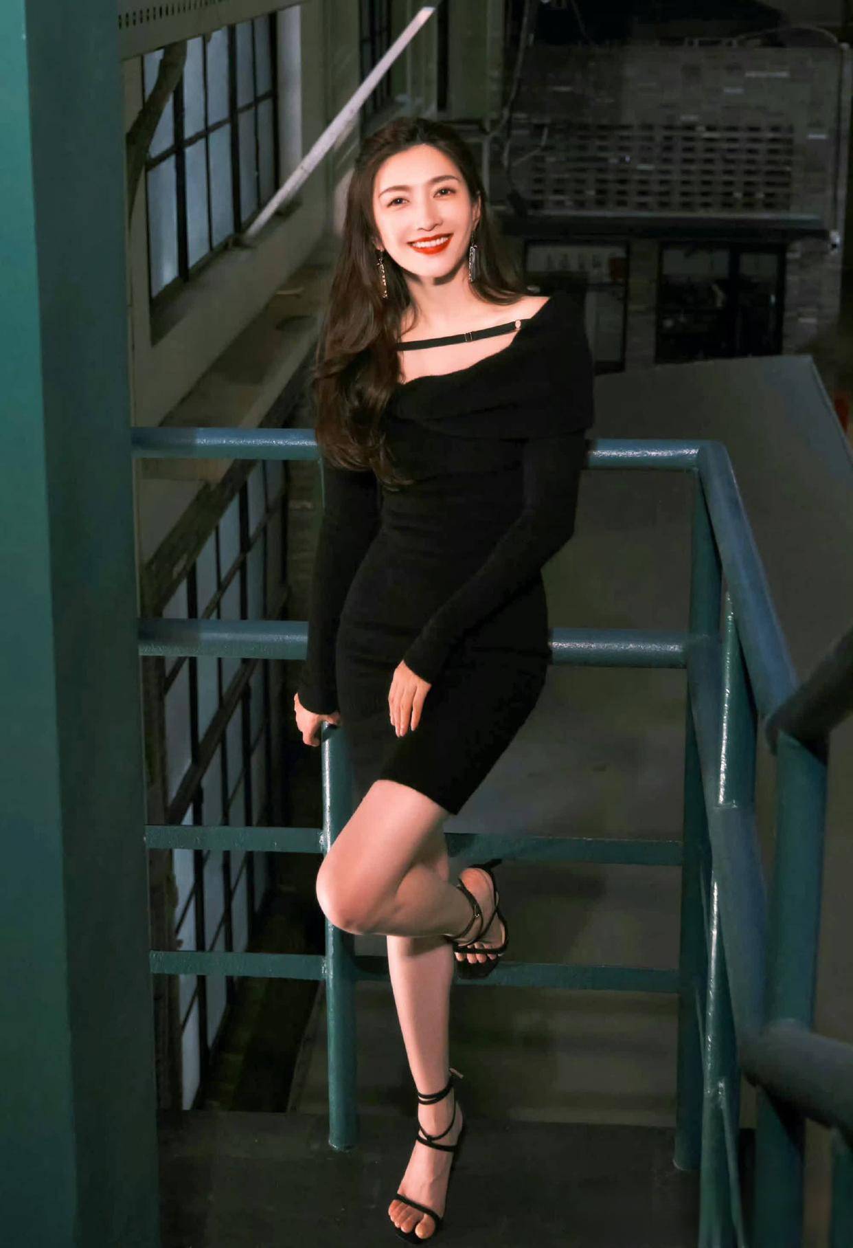 原创江疏影一字肩针织连衣裙魅力十足让你成为街头焦点