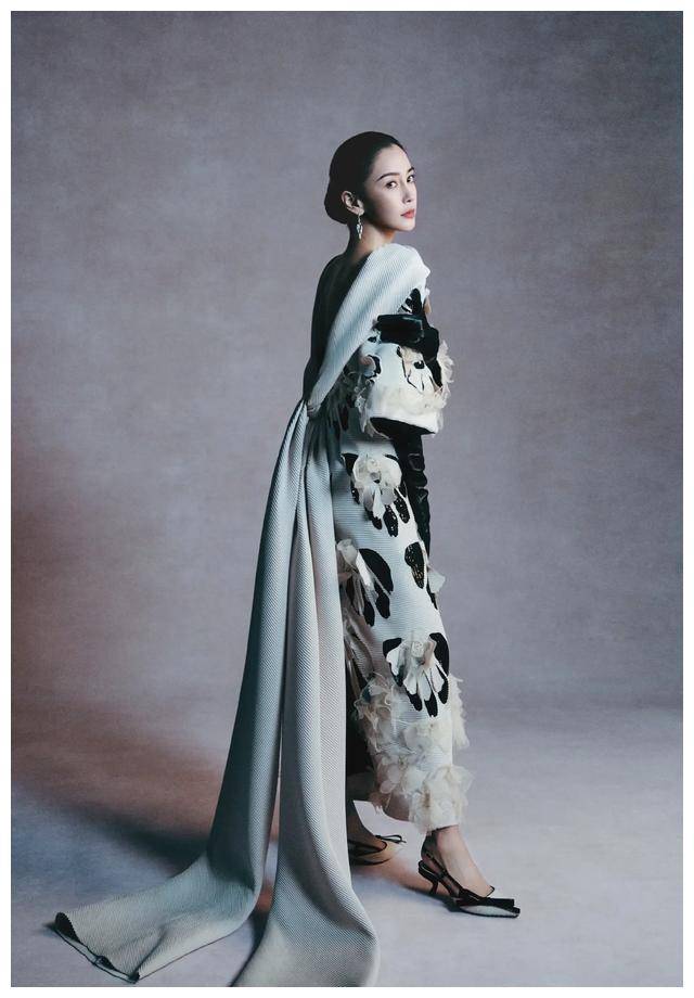 杨颖华丽转身风尚志演绎高冷新篇章闪亮登场