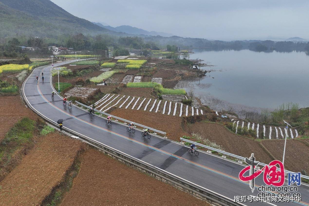 第七届中国安州环山环湖自行车公开赛吸引千余名选手雨中竞技
