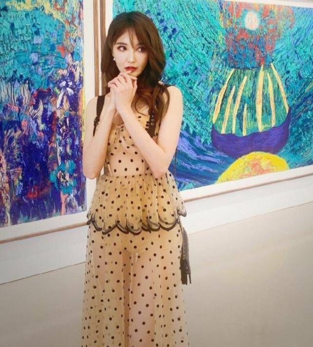 刘雨欣久违晒照怀抱女儿力证天然脸有无整容一目了然