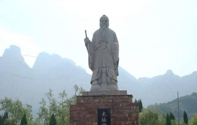 表达其诚意,朱棣下诏在武当山上建"遇真宫",并谕敕张三丰祀像一组置于