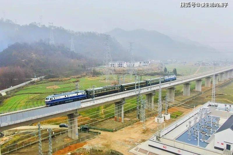 池黄高铁起自池州站,途经池州市贵池区,青阳县,黄山市黄山区,黟县,终