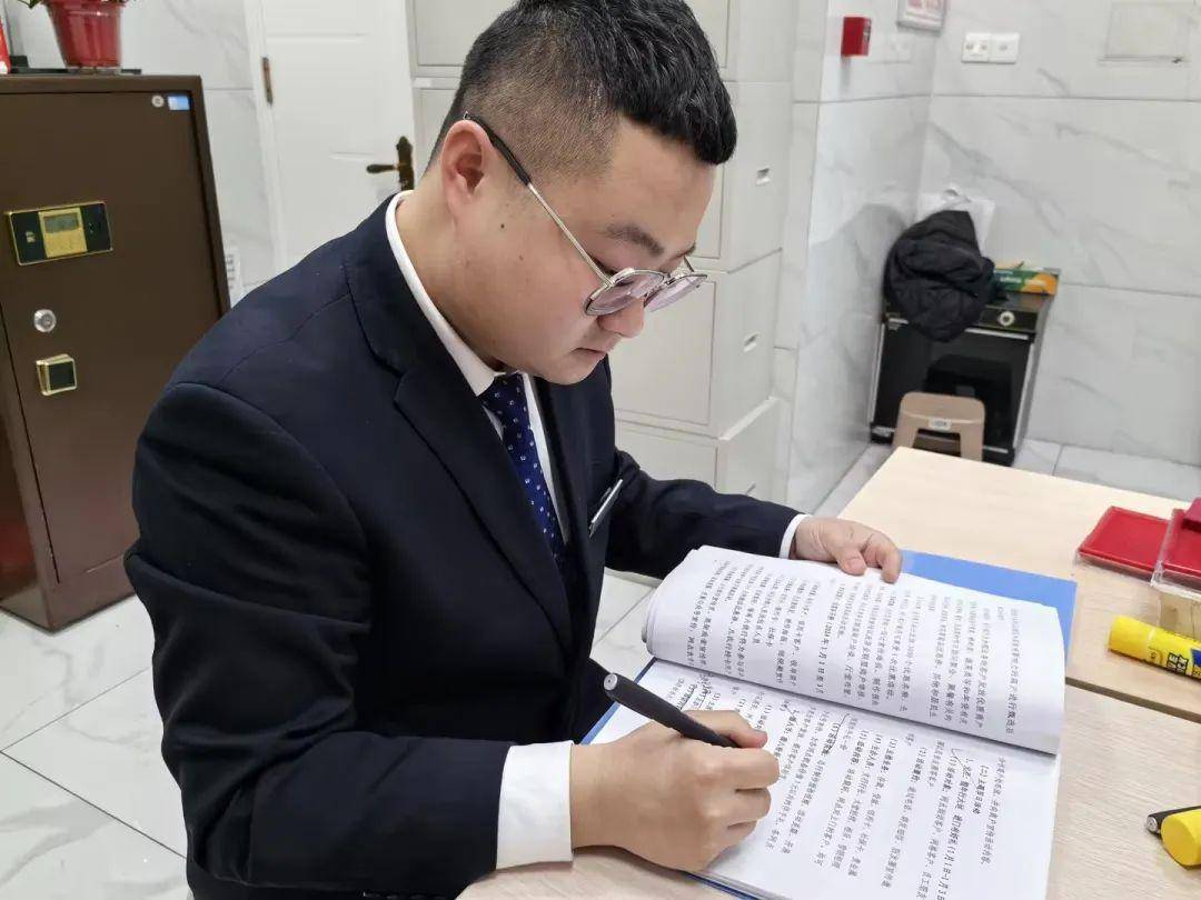 向先进学习向榜样看齐郑森颢在平凡岗位上散发光和热