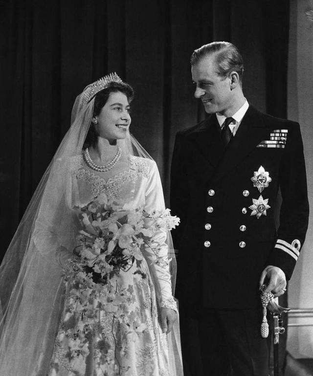 伊丽莎白二世没按祖训取名的公主是如何成为英国的黏合剂