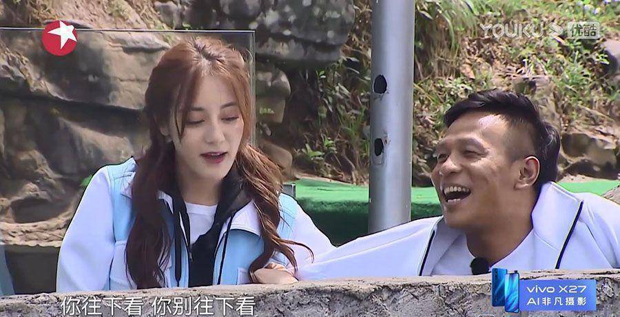 原创迪丽热巴终于迎来不用避嫌的男嘉宾都主动挽过手了还怕什么