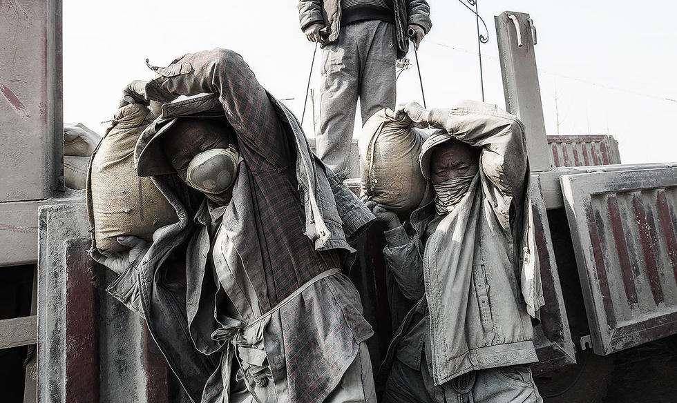 14岁励志男孩自幼被遗弃养母早逝每天扛400袋水泥挣钱养家