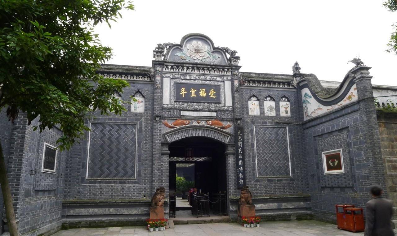 四川大地主刘文彩庄园奢华的难以想象图9是刘文彩的贴金龙床