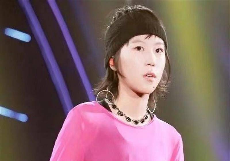 王菲女儿窦靖童与一男子穿情侣装,照片合影十分亲密.