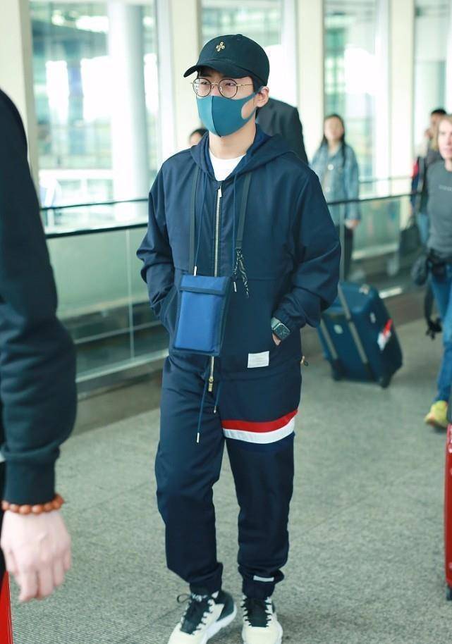 原创郭麒麟这衣服是不是有点大袖子看着长半截感觉更像小学生