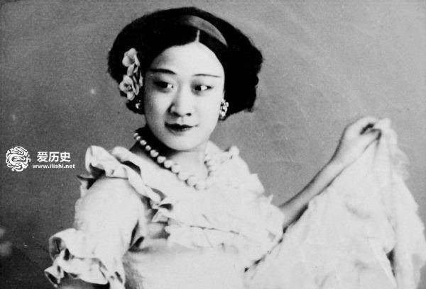 但她当时因为大环境对女性表演的排斥从未在荧幕上使用过真名,也仅仅