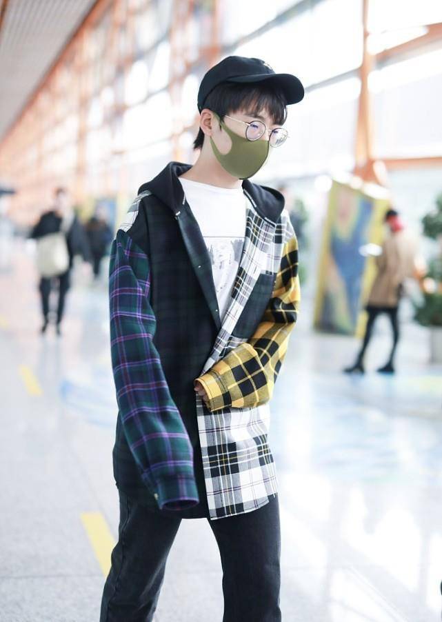 原创郭麒麟这衣服是不是有点大袖子看着长半截感觉更像小学生