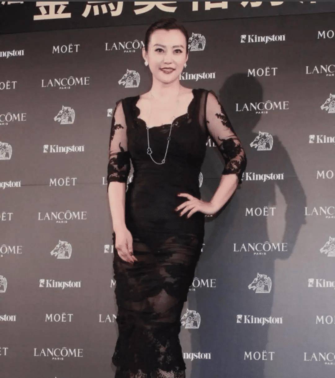 原创郝蕾发福后更敢穿一袭红色大u领连衣裙走红毯风韵犹存