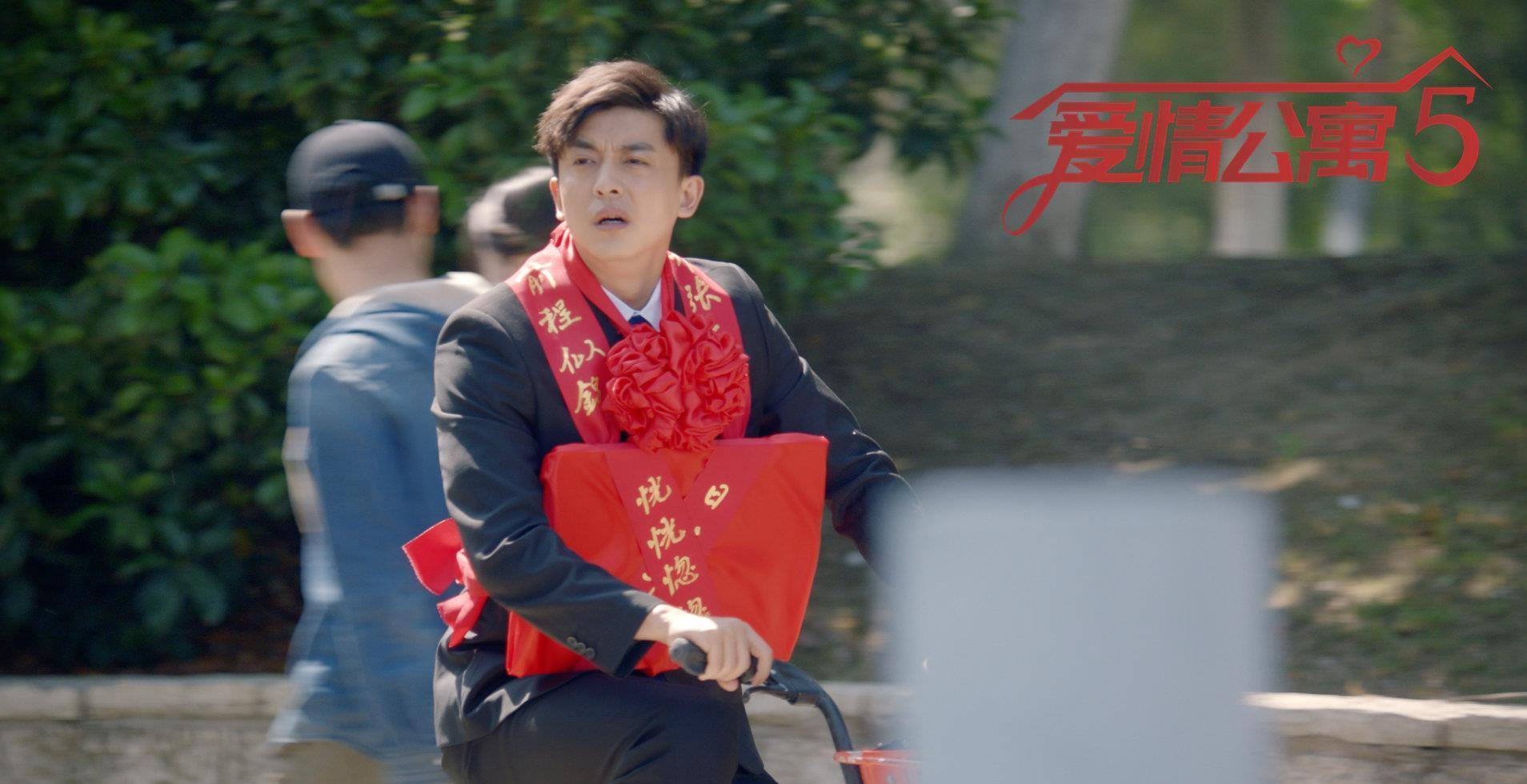 可以说是一个认真生活,但也总是搞笑不断的这么一个人,而李佳航在诠释