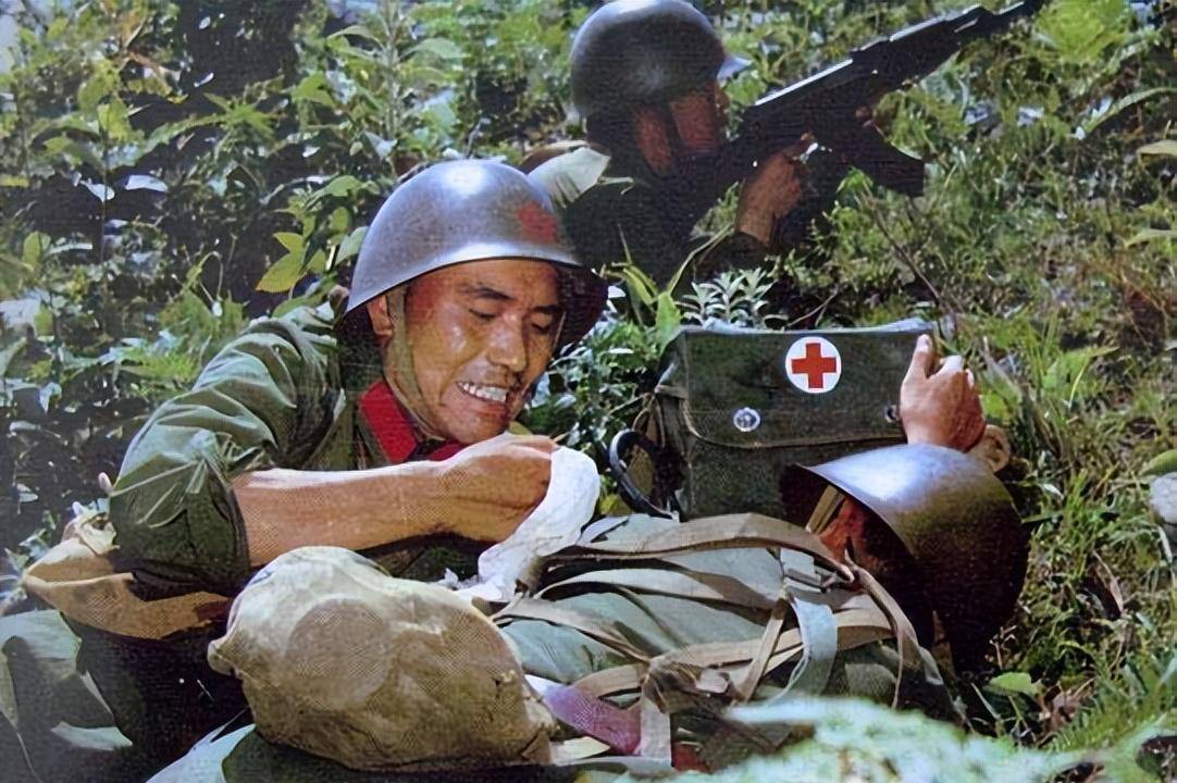 老兵亲历:不给当俘虏的机会,越军被伏击得不敢出来,伤兵死洞里_越南