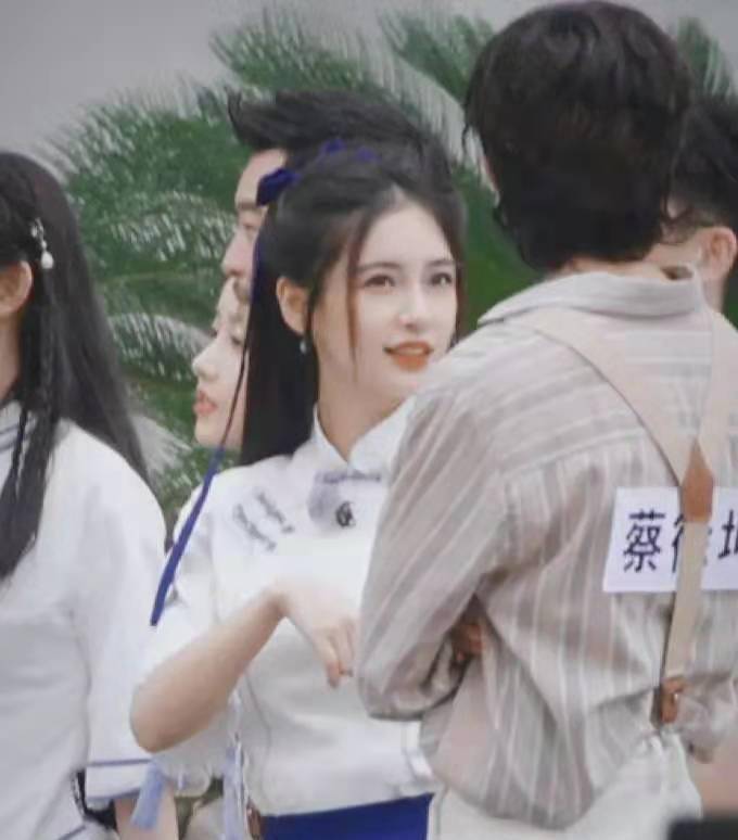 两人在跑男中也一直以姐弟的身份合作,可以看出来,baby和蔡徐坤的关系