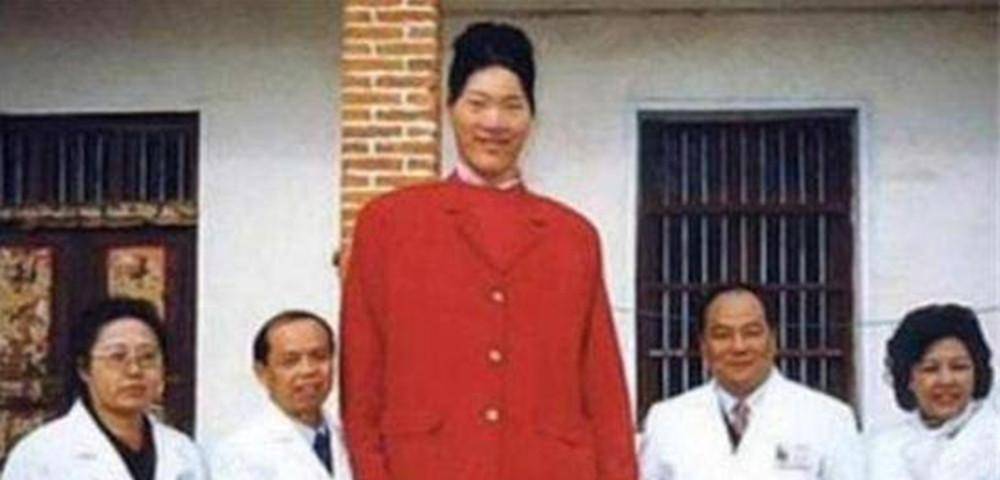 世界第一女巨人穿78码鞋子一顿吃两斤大米饭结局如何