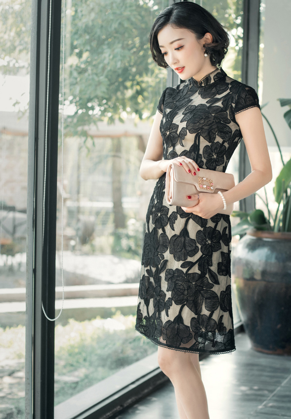 优雅的蕾丝旗袍今夏打造浪漫性感的名媛范