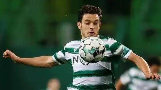 卡洛斯·桑切斯是一位年轻而出色的后卫球员,他在葡超联赛中展现出了