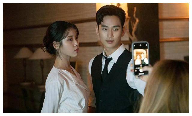 原创金秀贤与iu登场共谱时代美好合影引热议