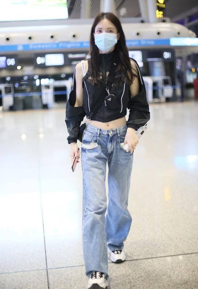 金晨不化妆素颜出镜长相依旧有魅力露出小蛮腰尽显窈窕身姿