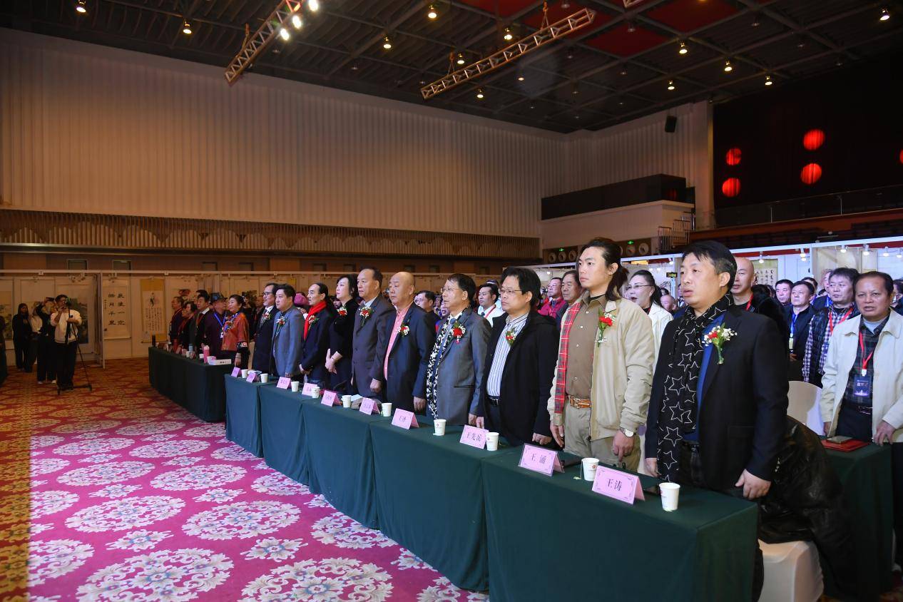 画家焦月茹荣获北京书画展金奖马拴柱书记为其颁发荣誉证书