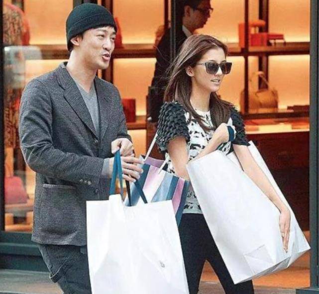 前男友林峰结婚后,27岁吴千语终于坐不住了,频繁晒照疑似官宣