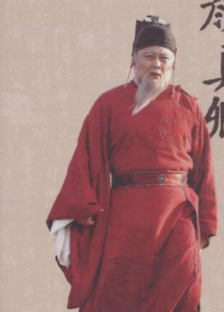 德高望重的老太师却不顾年老多病颤巍巍地来到叛军中