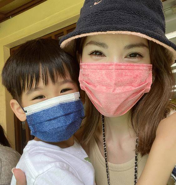 原创陈若仪过母亲节kimi亲手做珠宝盒双胞胎弟弟抱着妈妈太幸福了