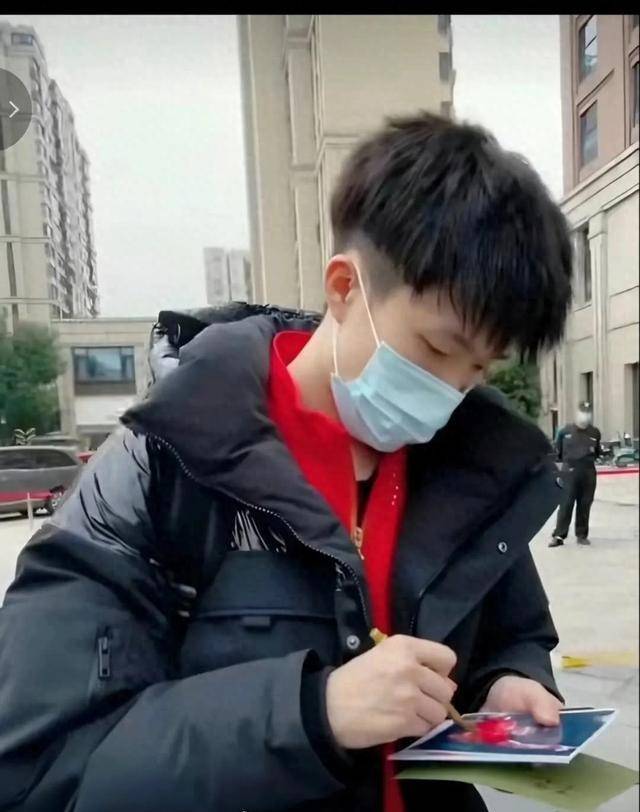 除了梅宝之外,还有龙哥,许昕,刘诗雯,肖庞,陈梦等多位国乒顶尖选手.