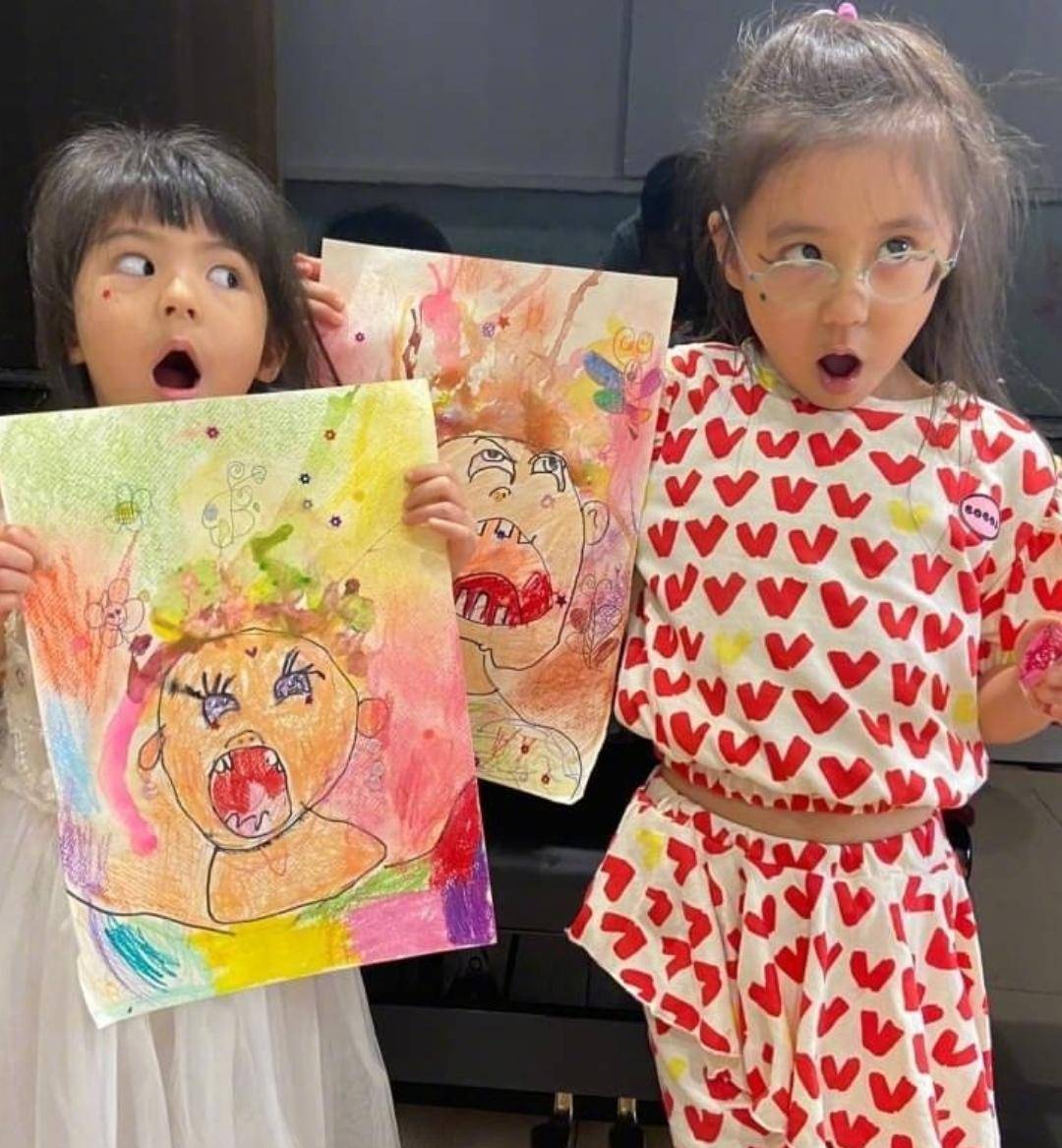 贾静雯晒两个女儿自画像,波妞门牙掉了还臭美,戴耳环项链,比咘咘会