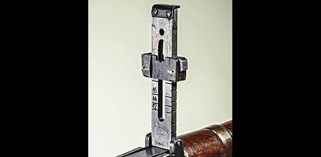 1·他不使用光学瞄准镜瞄准,只使用sako m/28-30的机械瞄准具.