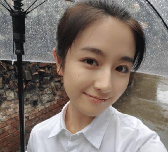 原创李兰迪换风格差点认不出楼梯大片浓浓网红风绿色发圈绝了