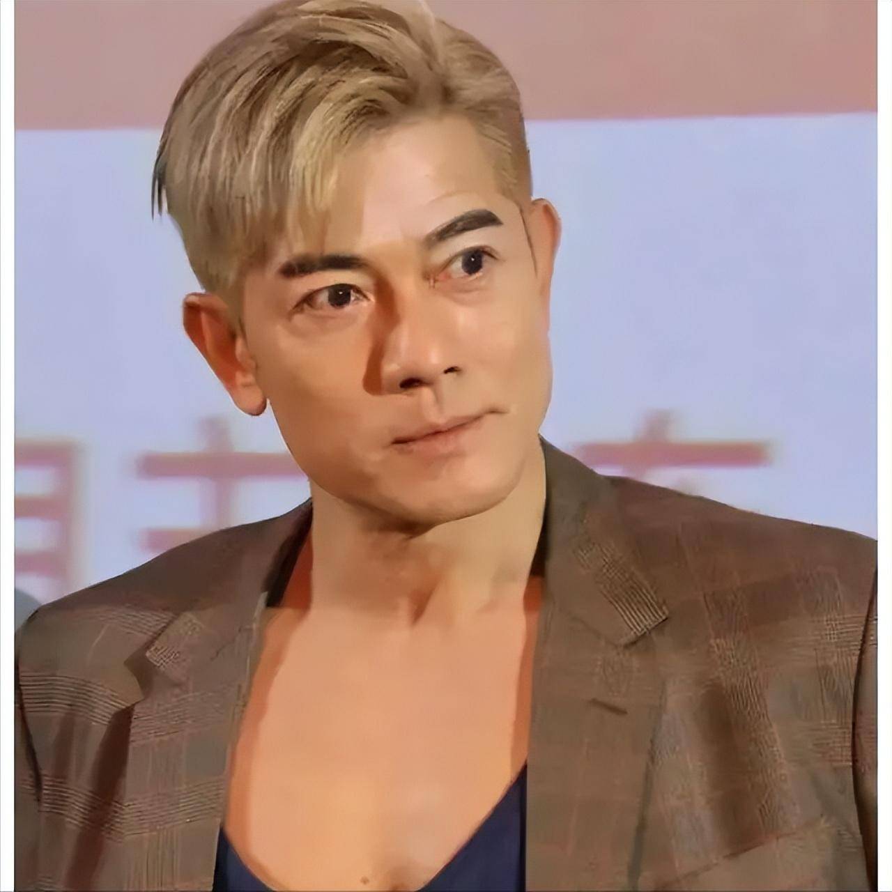 原创没想到57岁的黎明以踩别人肩膀的方式在2024实现口碑逆转