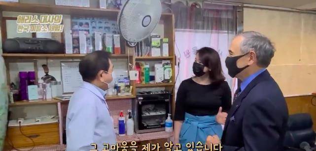 哈里斯的父亲是一名美国海军军官,母亲是一名日本女性.