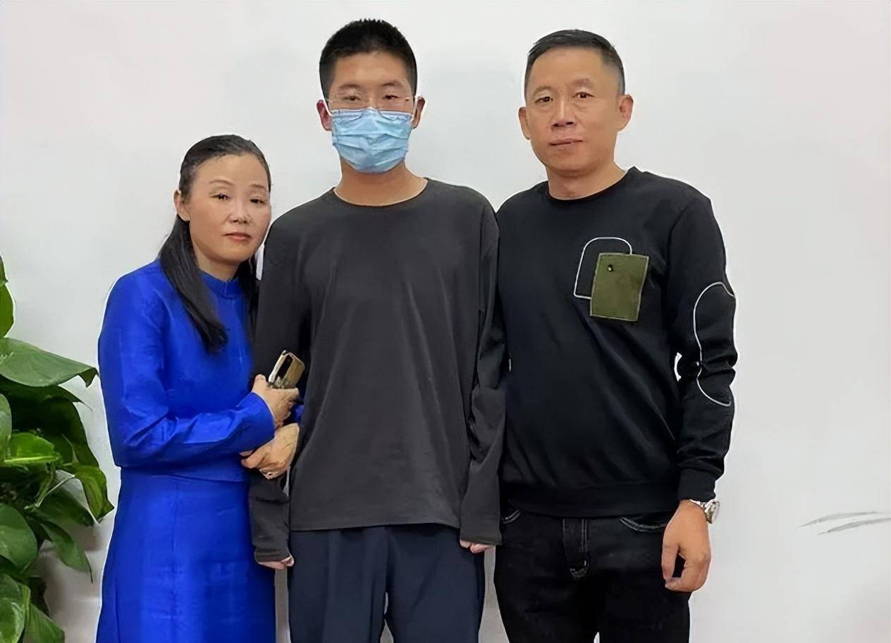 "无数寻亲的故事中,朱建兴,孙卓等人,拥有与家人团圆的机会,无疑是