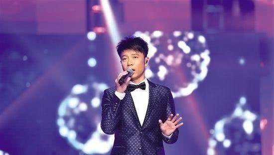 原创18岁出道,39岁娶相恋14年港姐冠军,如今51岁幸福成这样_李克勤