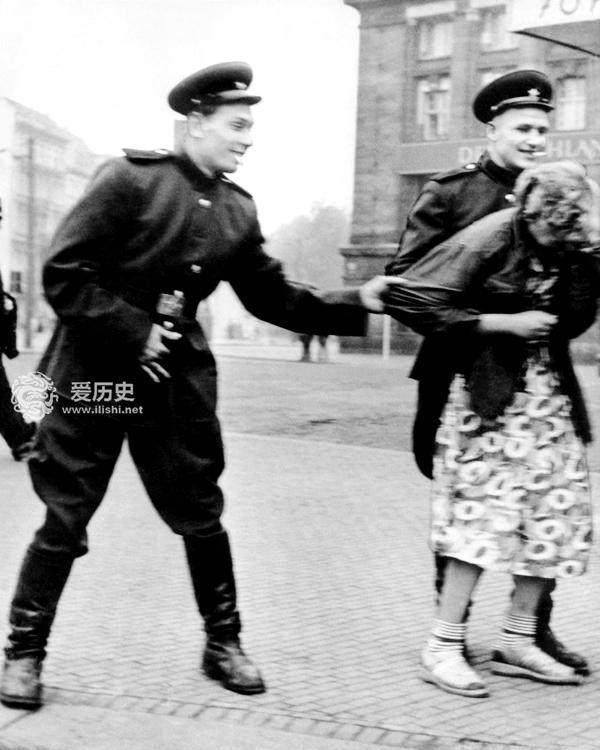 在德国每月消耗50万个安全套一周罪行比德军四年都多_妇女_美国_士兵