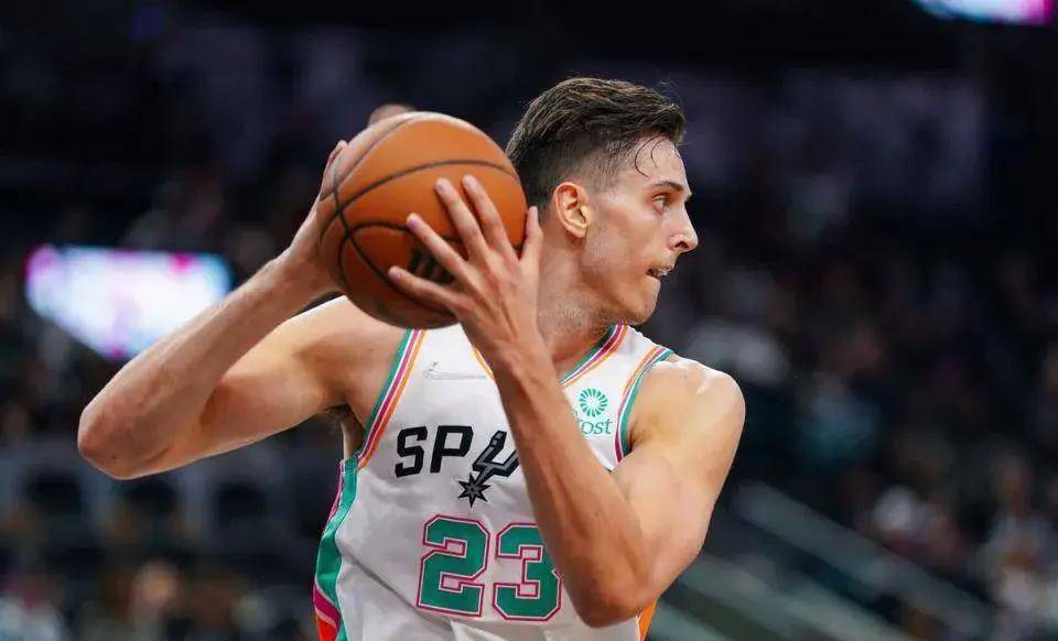 nba交易市场大热门火箭队争夺格林湖人队意外迎来拉塞尔